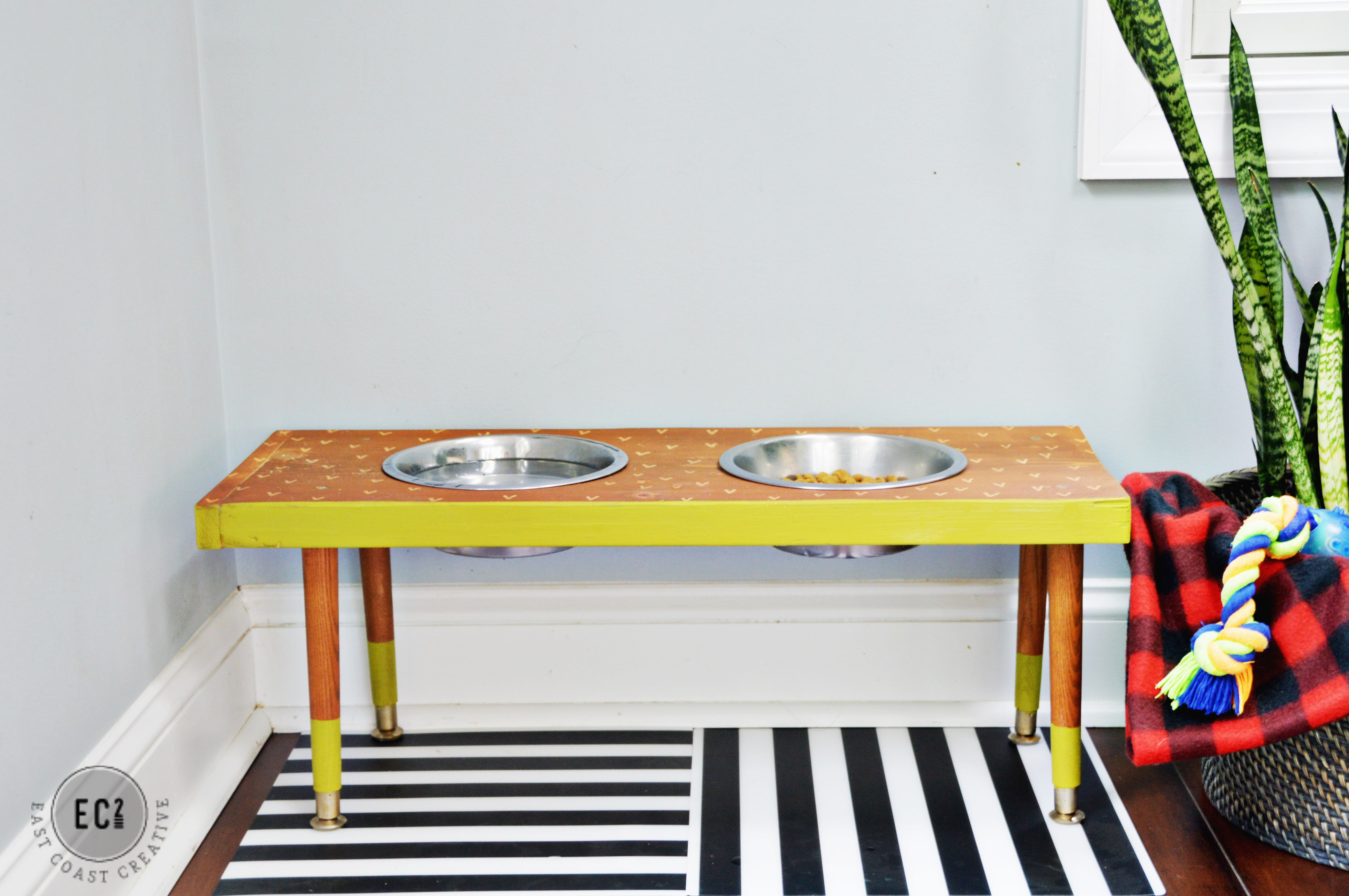 19 Brilliant DIY Projects For Pet Food Stations